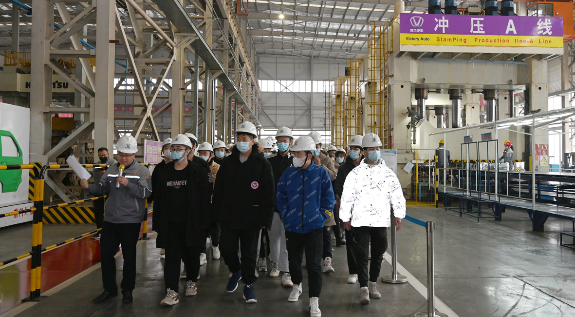 【工作動态】長治職業技術學院70名大(dà)二學生到(dào)成功汽車實習參觀