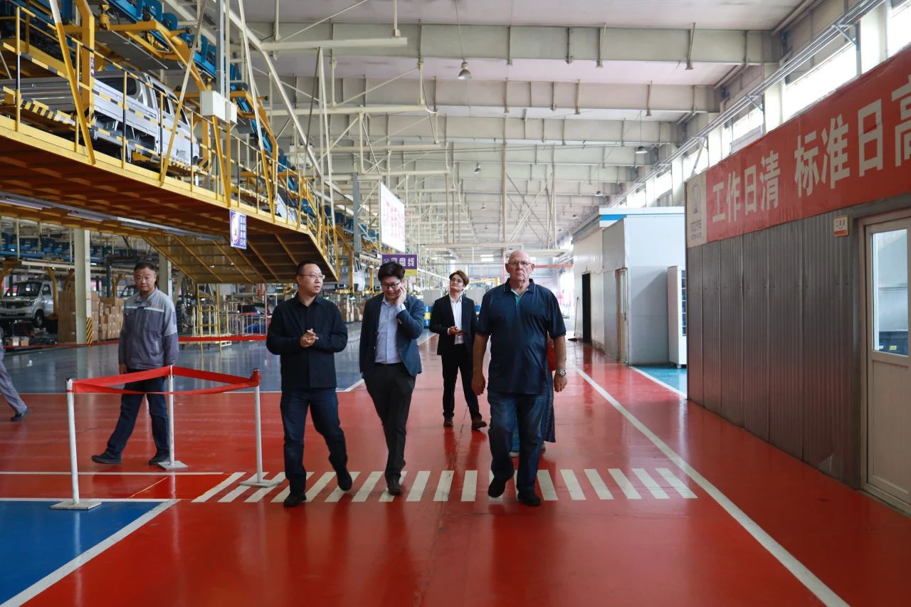 成功汽車迎來(lái)南非與泰國(guó)客戶參觀，開啓國(guó)際合作新篇章