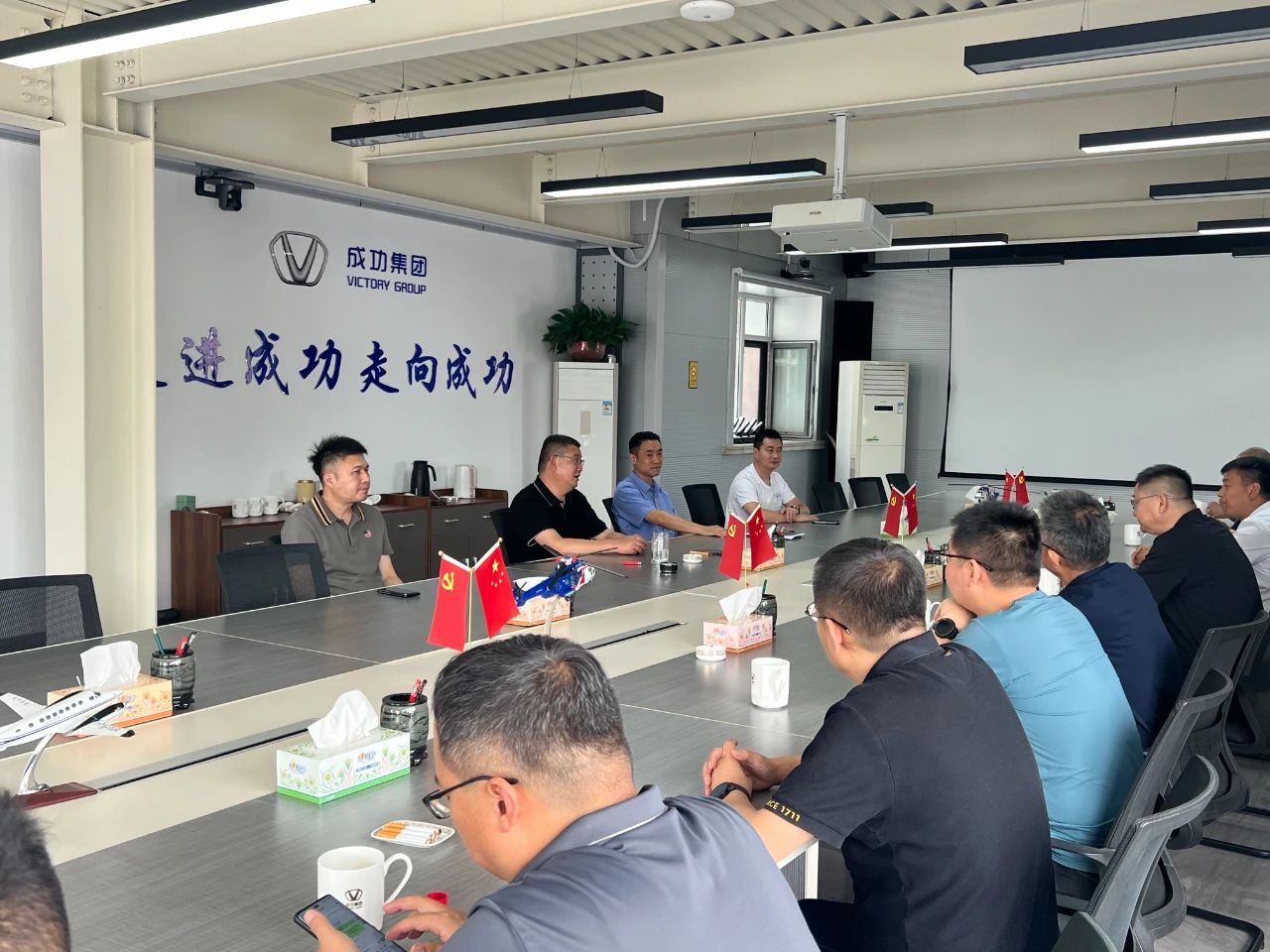 華電河南公司一(yī / yì ／yí)行莅臨成功集團考察調研